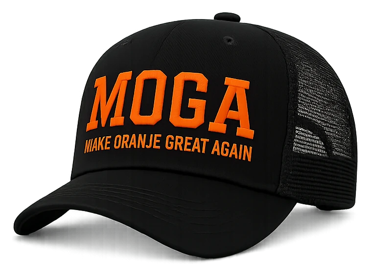 De MOGA-pet schuin van voren, trucker-mesh op de zijkant