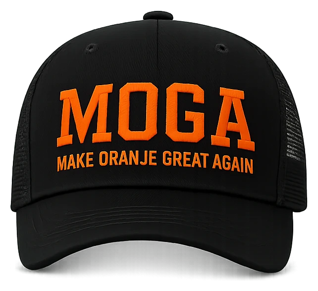 De MOGA-pet, zwarte trucker cap met oranje 3D-borduursel